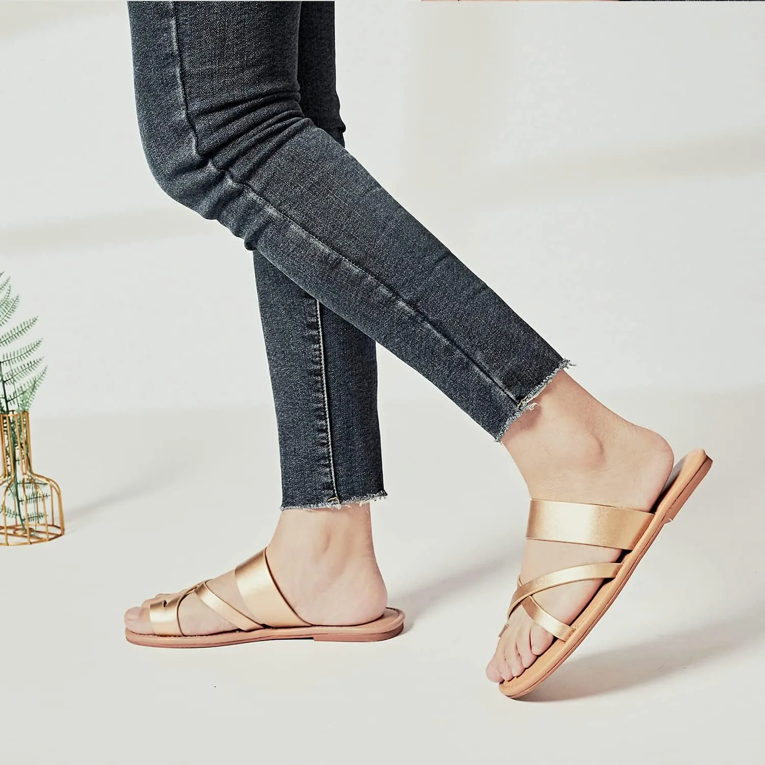 Luoika Women's Wide Width Flat Sandals, Flip Flop Slides Sandal Casual Strapy Sandal Slip on Summer Beach Shoes for Women.