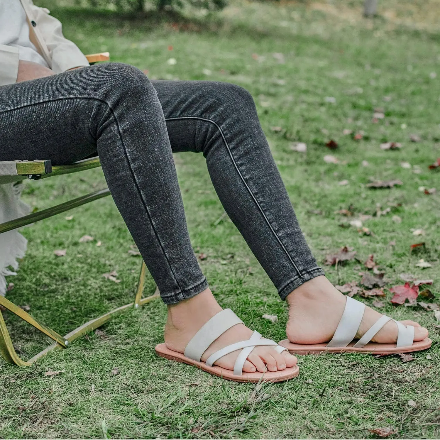 Luoika Women's Wide Width Flat Sandals, Flip Flop Slides Sandal Casual Strapy Sandal Slip on Summer Beach Shoes for Women.